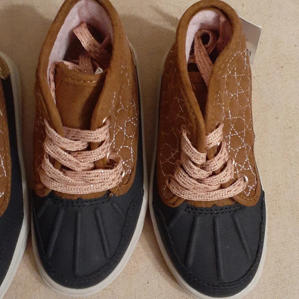 OSHKOSH B'GOSH SHOES NWT 7 or 8